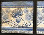 Drie antieke Delfts Blauw decor tegels met bloemen, Verzamelen, Tegel, Gebruikt, Ophalen of Verzenden