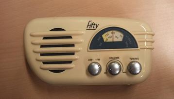 Draagbare radio in retro look beschikbaar voor biedingen