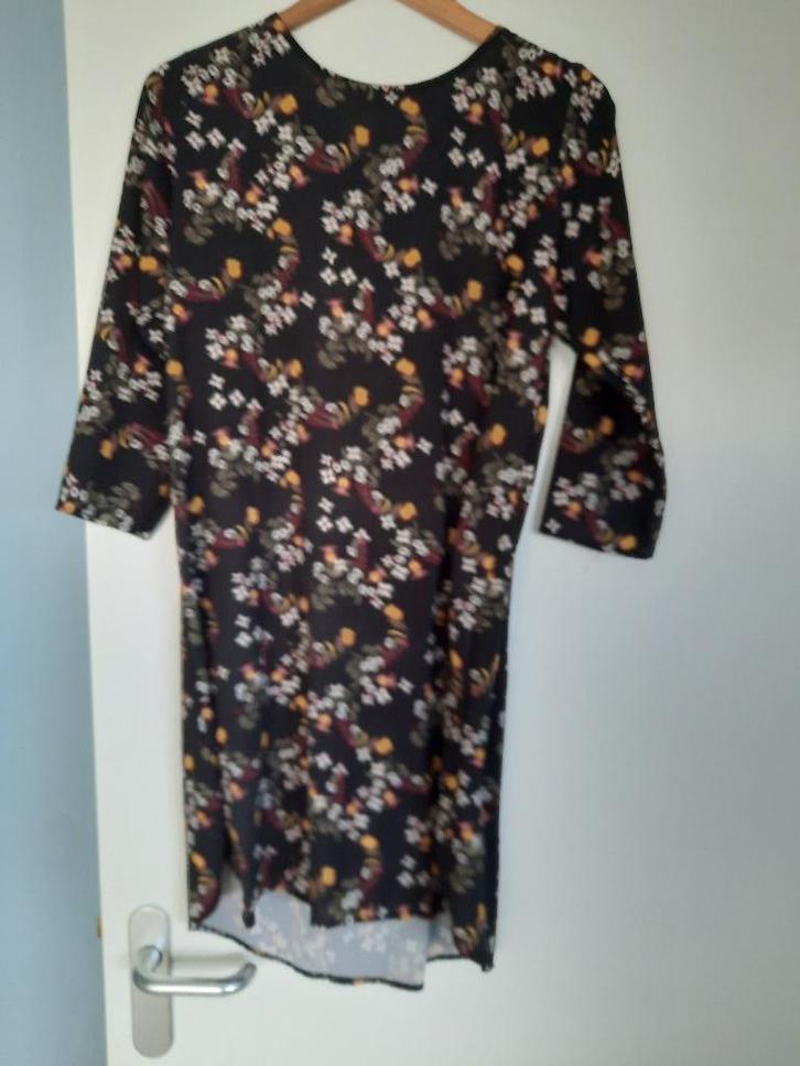 jurk Lola Liza met ceintuur, Kleding | Dames, Jurken, Zo goed als nieuw, Maat 38/40 (M), Zwart, Onder de knie, Ophalen of Verzenden