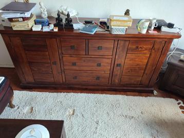 Zwaar houten dressoir met veel opbergruimte beschikbaar voor biedingen
