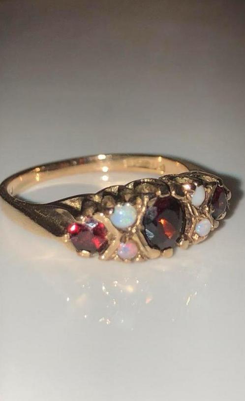 Prachtige 9 krt gouden ring met opaal & granaat mt17 ong, Sieraden, Tassen en Uiterlijk, Antieke sieraden, Ring, Goud, Met edelsteen