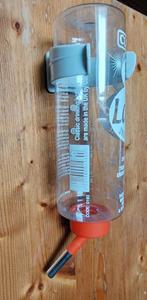 Waterfles met ophangbeugel z.g.a.n drinkfles 600 milliliter, Ophalen of Verzenden, Zo goed als nieuw, Verzorging