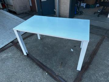 Verrijdbare tafel wit beschikbaar voor biedingen