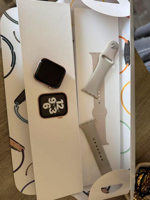 Apple watch SE, Sieraden, Tassen en Uiterlijk, Smartwatches, Zo goed als nieuw, iOS, Roze, Afstand, Calorieverbanding, Conditie