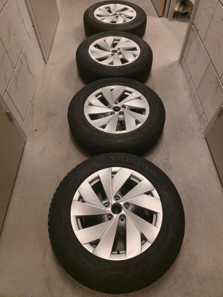 VW Tayron 215 65 17 Winterset Vredestein dot 5224, Auto-onderdelen, Banden en Velgen, Band(en), Winterbanden, 17 inch, 215 mm