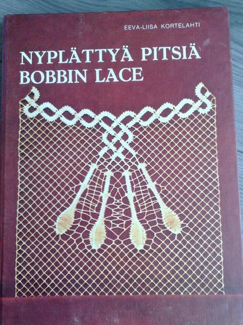 Kantklossen boek : Nyplattya pitsia - Bobbin lace, Hobby en Vrije tijd, Kantklossen, Zo goed als nieuw, Patronen, Verzenden