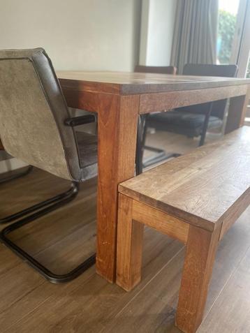 Houten eettafel met bankje 140x140 beschikbaar voor biedingen