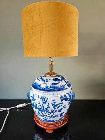 Vintage Chinese vaaslamp / dekselpot, blauw/ wit, voet hout beschikbaar voor biedingen