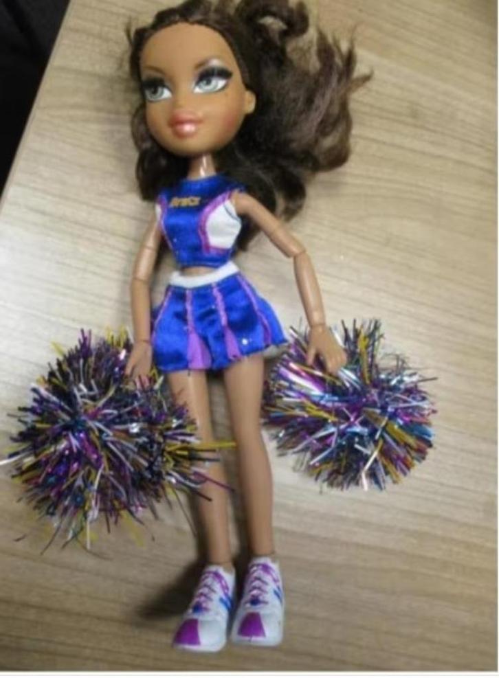 2001 BRATZ MGA CHEERLEADER met POMPOMS, Verzamelen, Poppen, Zo goed als nieuw, Fashion Doll, Verzenden