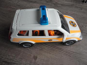 TE KOOP  PLAYMOBIL  AMBULANCE AUTO MET POPPETJES beschikbaar voor biedingen
