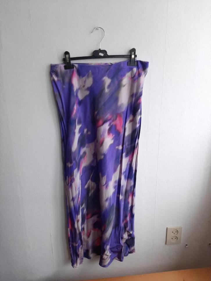 Lange gekleurde rok, roze paars satijnachtige stof, Kleding | Dames, Rokken, Zo goed als nieuw, Maat 42/44 (L), Roze, Onder de knie