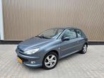 Peugeot 206 1.4 16V  2006 Nieuw APK✅️AIRCO/125-DKM NAP, Voorwielaandrijving, 1360 cc, Zwart, 4 cilinders