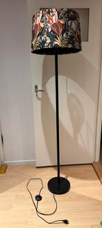 Sfeervolle staande lamp met suède kap, Huis en Inrichting, Lampen | Vloerlampen, Ophalen, Zo goed als nieuw, 150 tot 200 cm