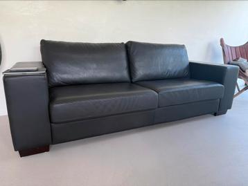Als nieuw | Zwart lederen designbank 230cm beschikbaar voor biedingen