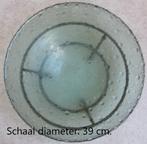 Te Koop: Een glazen fruitschaal met een metalen voet, ZGAN., Schaal, Rond, Ophalen of Verzenden, Glas