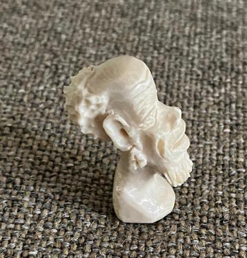 Klein oud beeldje van een Chinese man beschikbaar voor biedingen