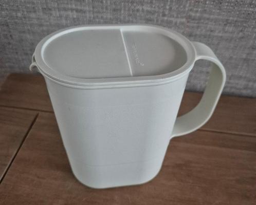 Tupperware schenkkan/sapkan Gebroken wit 700ML, Huis en Inrichting, Keuken | Tupperware, Zo goed als nieuw, Beker of Kan, Wit