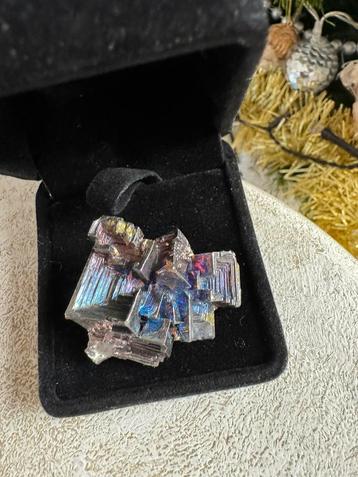 Broche with Bismuth Crystal beschikbaar voor biedingen