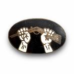 Zwart emaille gebroken geweer speldje, Verzamelen, Militaria | Tweede Wereldoorlog, B, N, B, Ophalen of Verzenden