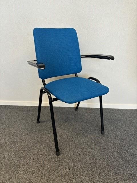 Stoel model 3313 met armleggers, blauw, zwart onderstel, Huis en Inrichting, Stoelen, Gebruikt, Vijf, Zes of meer stoelen, Kunststof