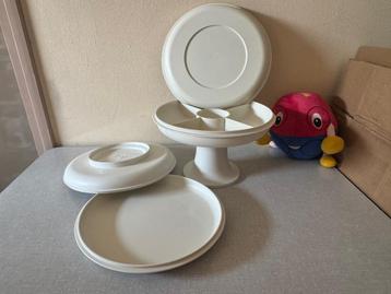 NIEUWSTAAT 2 presenteerschalen - schaal op voet TUPPERWARE beschikbaar voor biedingen