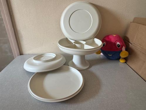 NIEUWSTAAT 2 presenteerschalen - schaal op voet TUPPERWARE, Huis en Inrichting, Keuken | Tupperware, Zo goed als nieuw, Schaal