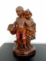 Schattig oud beeld van 2 kinderen met pop en bloemenmand, Antiek en Kunst, Ophalen of Verzenden