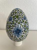 Aardewerk sier ei, blauwe bloemen in groen met wit dessin, Ophalen of Verzenden, Gebruikt