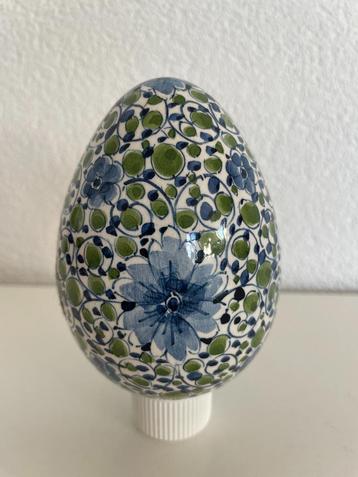 Aardewerk sier ei, blauwe bloemen in groen met wit dessin  beschikbaar voor biedingen
