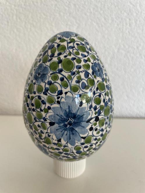Aardewerk sier ei, blauwe bloemen in groen met wit dessin, Huis en Inrichting, Woonaccessoires | Overige, Gebruikt, Ophalen of Verzenden