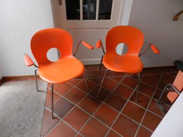 2 oranje design stoelen, stapelbaar beschikbaar voor biedingen