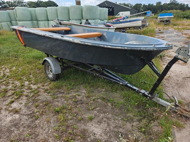 Polyester boot + trailer, Watersport en Boten, Vis- en Consoleboten, Gebruikt, Tot 10 pk, 3 tot 6 meter, Benzine, Buitenboordmotor