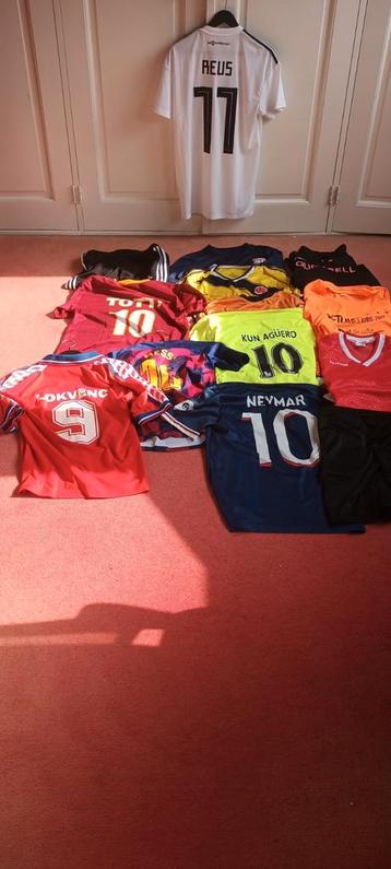 13 verschillende voetbal en sportshirts beschikbaar voor biedingen
