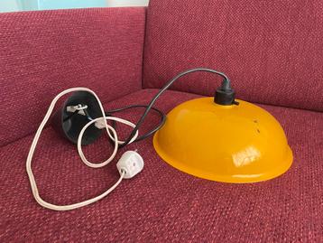 Vintage gele emaille hanglamp retro beschikbaar voor biedingen