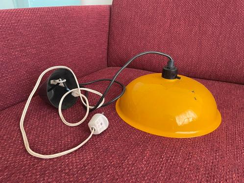 Vintage gele emaille hanglamp retro, Huis en Inrichting, Lampen | Hanglampen, Gebruikt, Minder dan 50 cm, Metaal, Ophalen of Verzenden