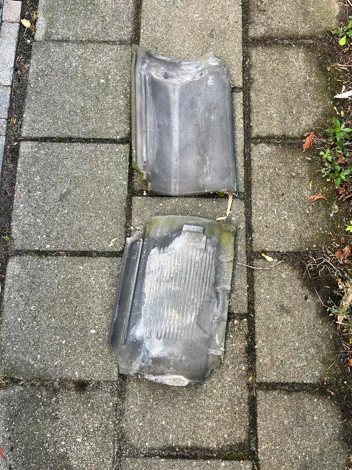 Circa 50 Gebruikte Dakpannen, Doe-het-zelf en Verbouw, Dakpannen en Dakbedekking, Gebruikt, Dakpannen, Steen of Klei, Grijs, Minder dan 5 m²