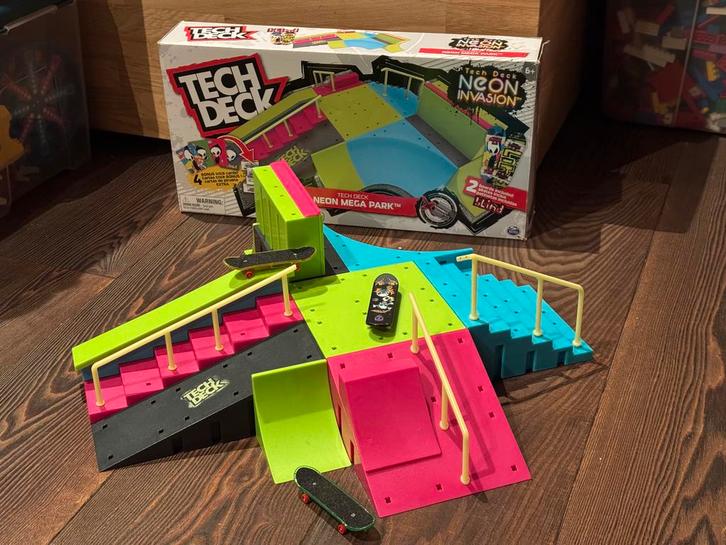 Tech Deck Neon Mega Ramp Schansset met 3 fingerboards, Kinderen en Baby's, Speelgoed | Overig, Gebruikt, Jongen of Meisje, Ophalen of Verzenden