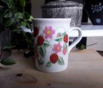 Mok / beker - aardbeien / aardbeienplant / aardbeienbloesem, Huis en Inrichting, Keuken | Servies, Gebruikt, Keramiek, Ophalen of Verzenden