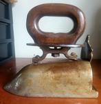 Antiek Kachel Strijkijzer met Houten Handvat, Antiek en Kunst, Antiek | Gereedschap en Instrumenten, Ophalen of Verzenden