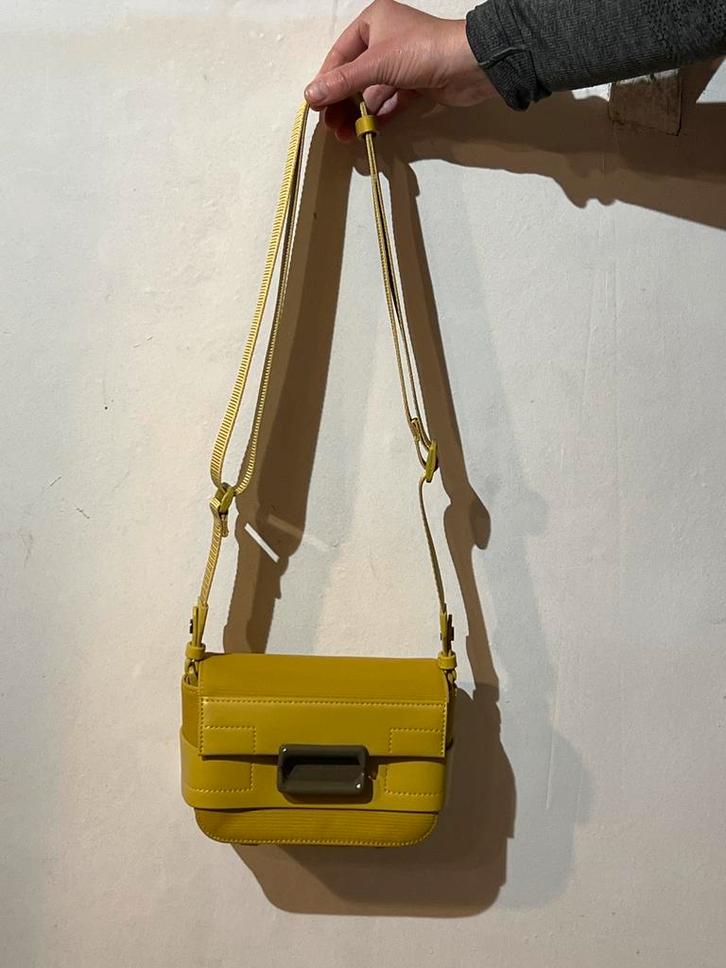 Mandarina Duck Handtas - Okergeel, Sieraden, Tassen en Uiterlijk, Tassen | Damestassen, Zo goed als nieuw, Handtas, Geel, Ophalen of Verzenden