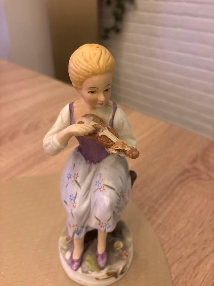 Porseleinen beeldje meisje met viool, Antiek en Kunst, Antiek | Keramiek en Aardewerk, Ophalen