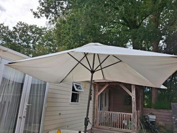 Zweefparasol beschikbaar voor biedingen