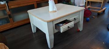 Koloniale salontafel met lades beschikbaar voor biedingen