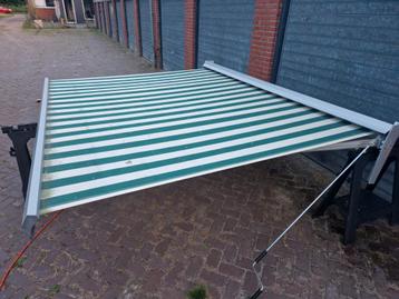 Knikarmscherm Terrasscherm 300breed, uitval 250cm oogwindwer beschikbaar voor biedingen