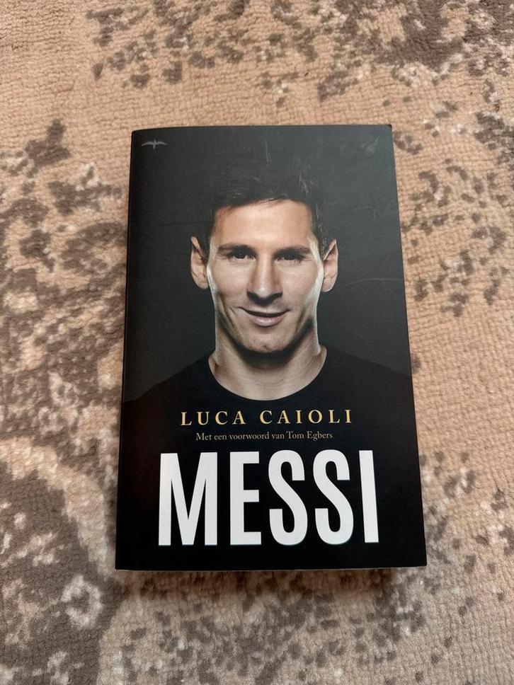 Messi - Luca Caioli (Biografie), Boeken, Biografieën, Zo goed als nieuw, Sport, Ophalen of Verzenden