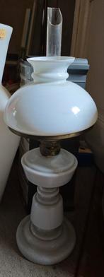 Antieke olielamp in orginele staat glazen witte lampenkap, Ophalen