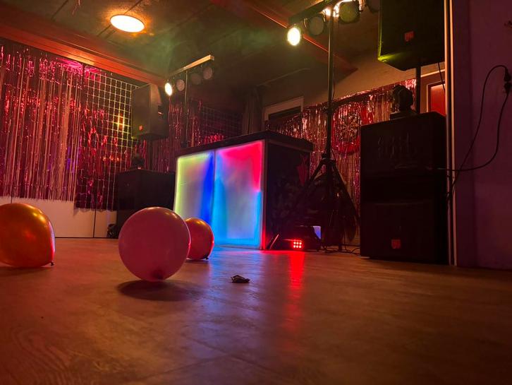 Dj gezocht ?, Hobby en Vrije tijd, Feestartikelen | Verhuur, Zo goed als nieuw, Carnaval, Ophalen