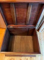 Antieke kist met koperen handvatten, Huis en Inrichting, Tafels | Salontafels, 50 tot 100 cm, 50 tot 75 cm, Ophalen of Verzenden