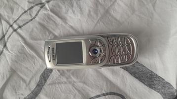 Vintage Samsung telefoon beschikbaar voor biedingen