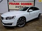 Volvo V60 1.6 T3 150PK Summum + Bi-Xenon|Trekhaak|Digital Co, Auto's, Voorwielaandrijving, Gebruikt, Zwart, 4 cilinders